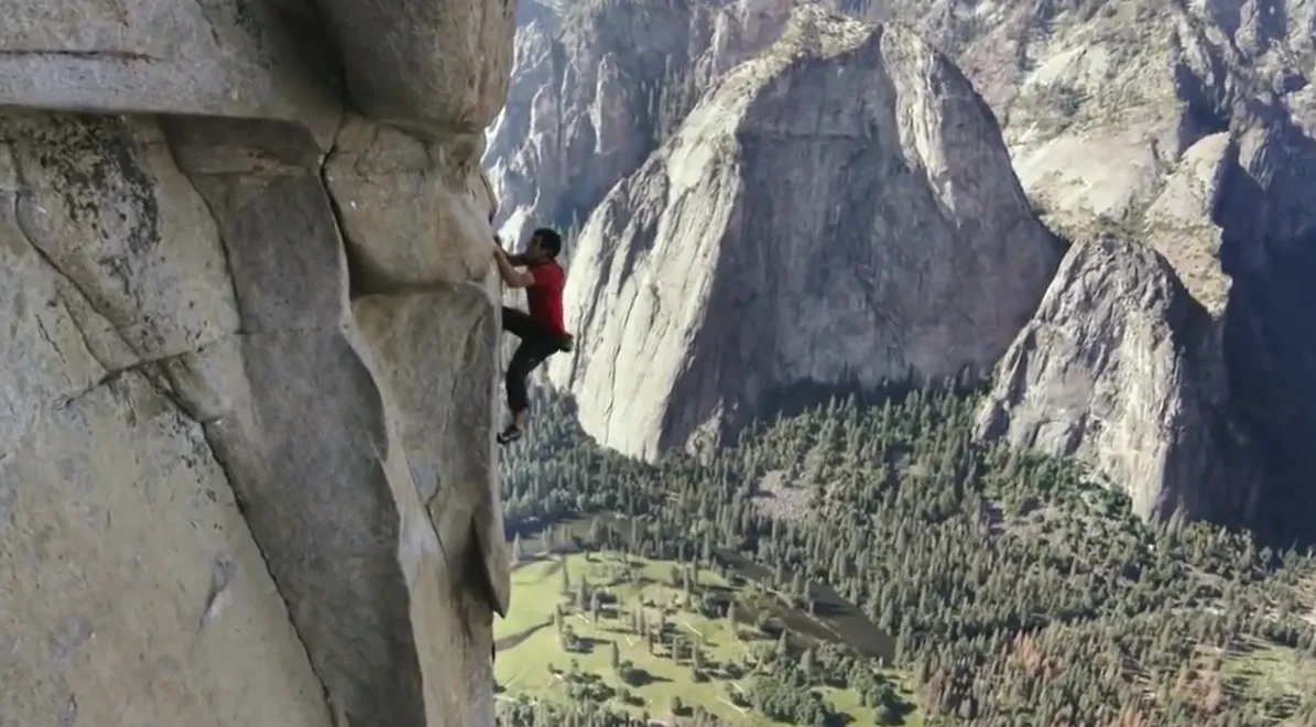 Alex Honnold óriási kockázatot vállalt kötél és biztosítás nélküli mászásával, de sikerült elérnie a célt – Fotó: Youtube