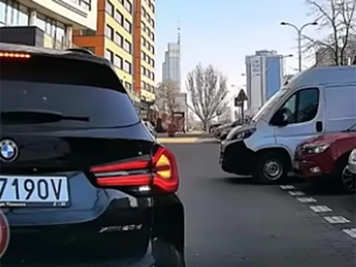 A parkolóhelyért harcolt a BMW-s