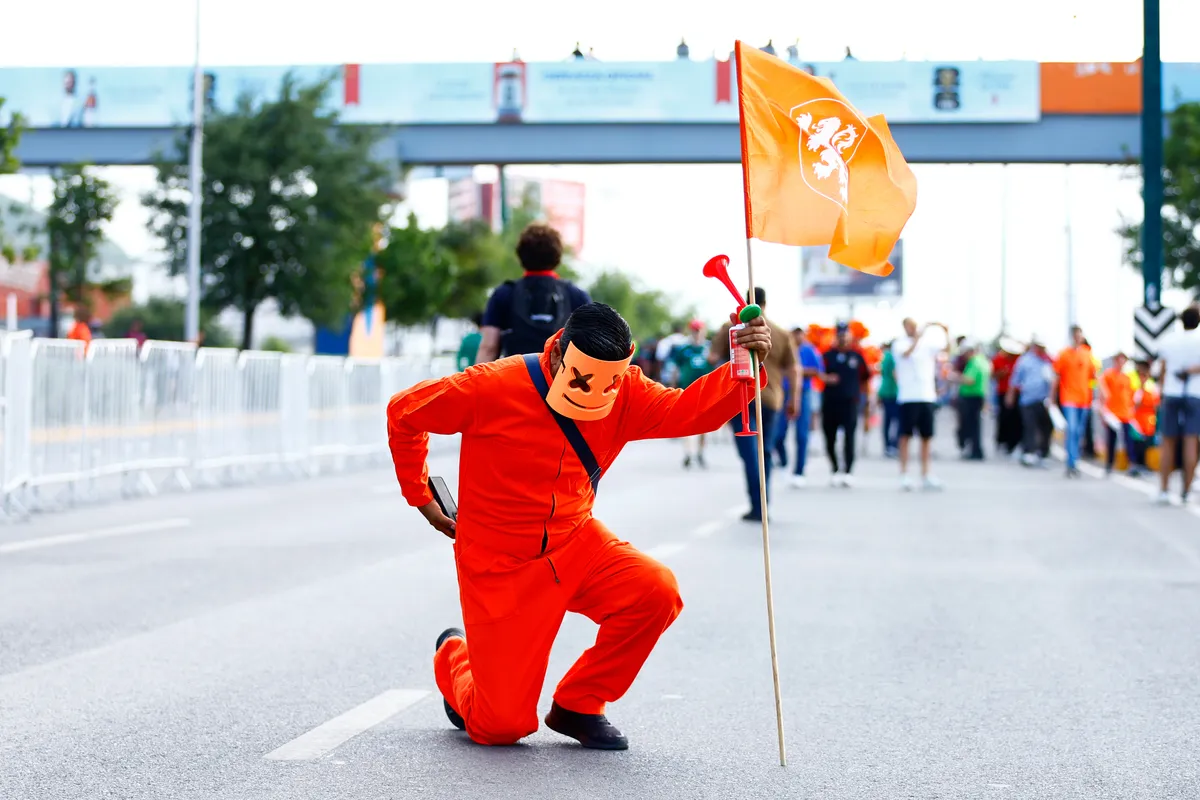 A holland szurkolók és a csapat is térdre rogyott a foci-vb-n