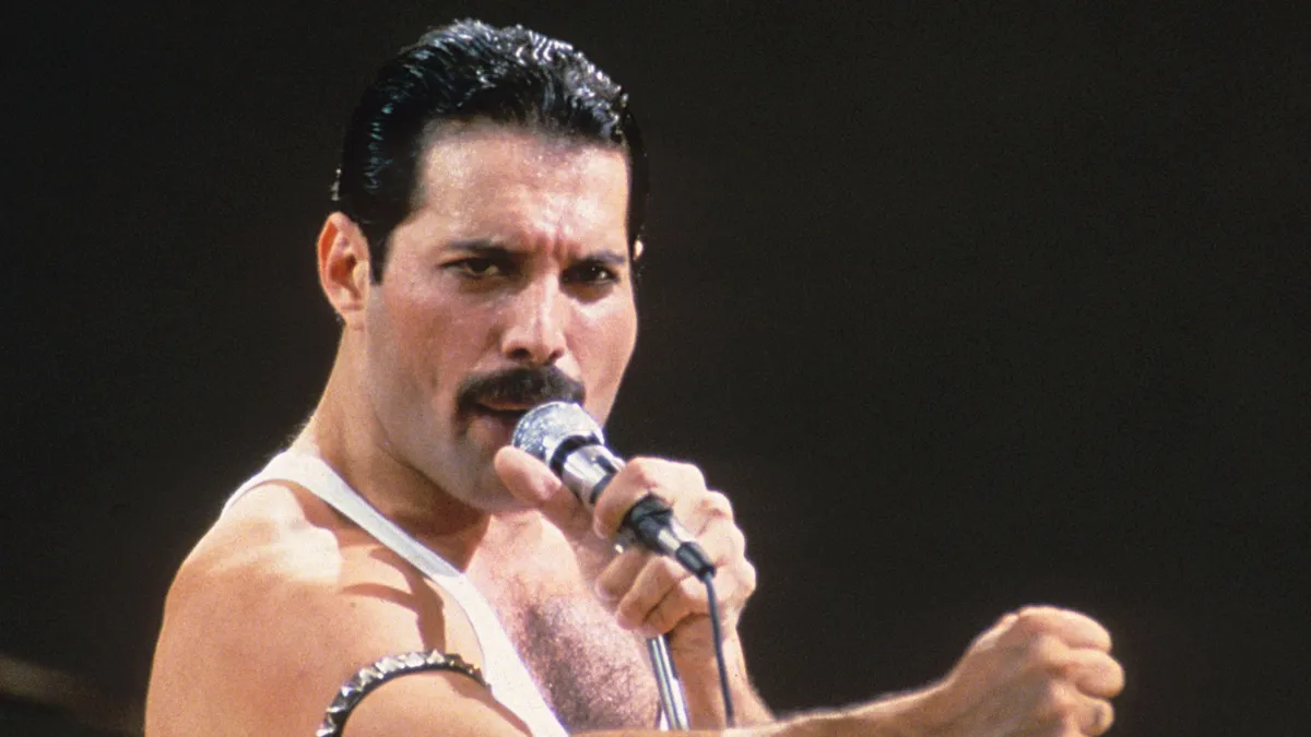 Köztéri szobrot kap a Queen legendás énekese, Freddie Mercury