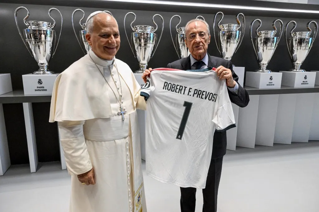A Real Madrid elnöke, Florentino Pérez köszöntette XIV. Leó pápát a Santiago Bernabéuban