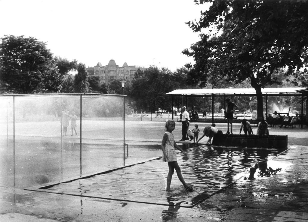 A Köztársaság téren (ma II. János Pál pápa tér) már 1967-ben működtek párakapuk. 
