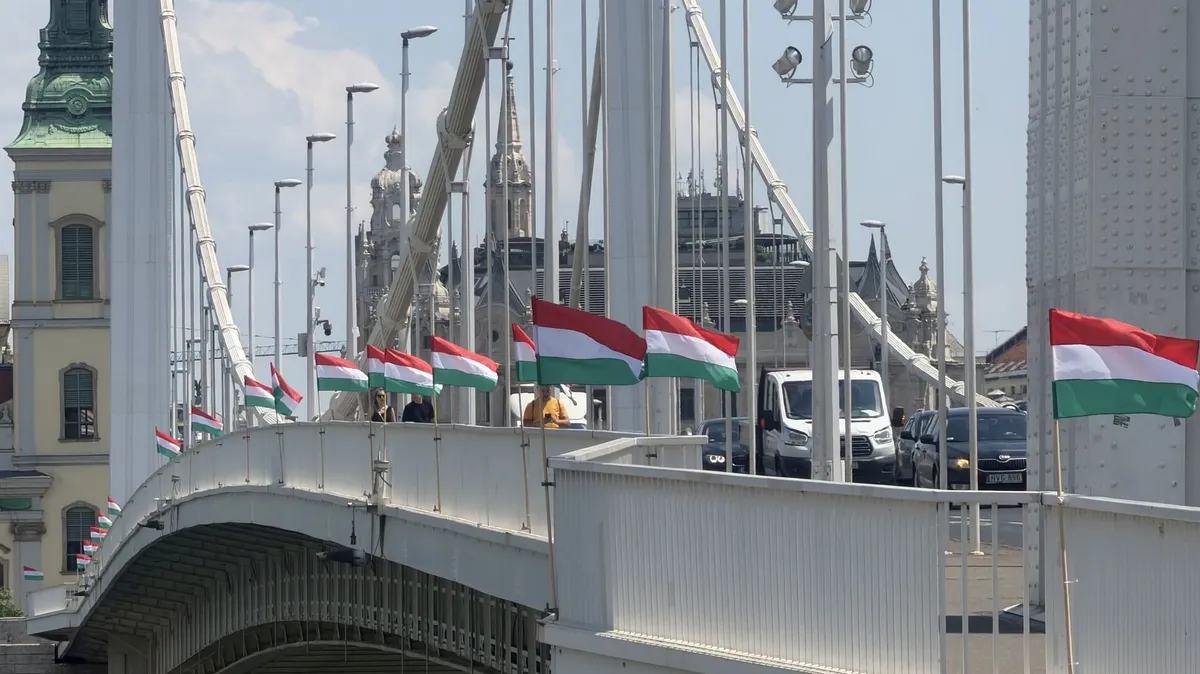 A Mi Hazánk nemzeti lobogókat rakott ki az Erzsébet hídra, miután a Budapest Pride alkalmából kitűzött zászlókat eltávolították (Fotó: Facebook)
