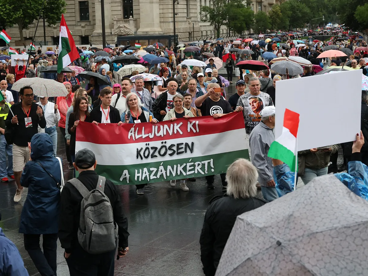 Békés vonulásos tüntetés Budapesten a migrációs paktum ellen