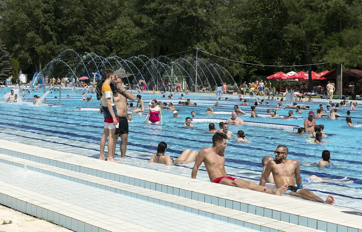 Fürdőzők a palatinuson, ami a legjobb budapesti strandok közé tartozik.