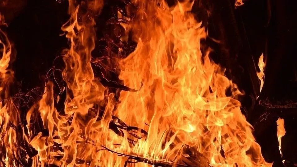 Emberölési kísérlet vádjával kell szembenézzen, miután szándékosan gyújtott tüzet párjára.