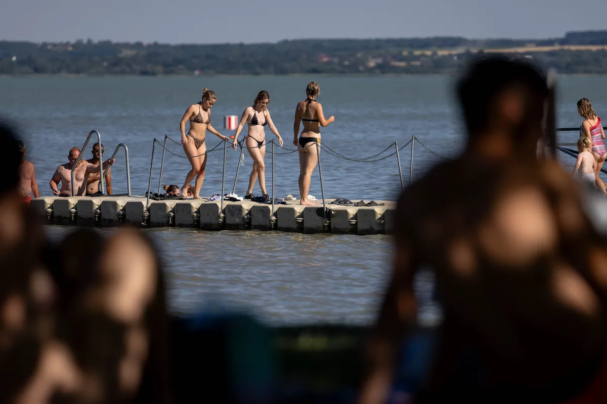 Fejest ugrott egy férfi a sekély Balatonba