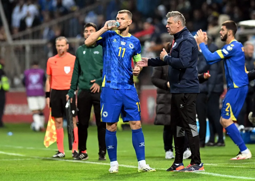 New head-coach of the national teams of Bosnia and Herzegovina, Savo Milosevic (2nd R) gives instructions to team captain, Edin Dzeko #11 during UEFA EURO 2024 qualification football match against national team of Portugal, in Zenica on October 16, 2023. (Photo by ELVIS BARUKCIC / AFP)