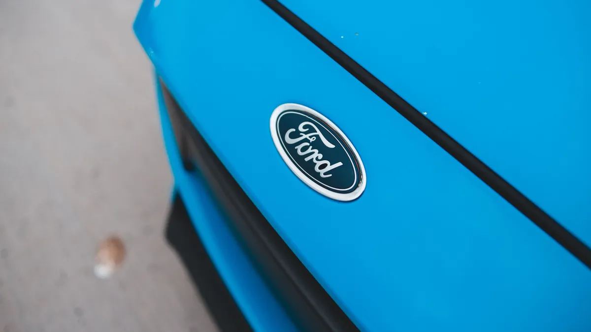 Százezresével hívja vissza autóit a Ford.