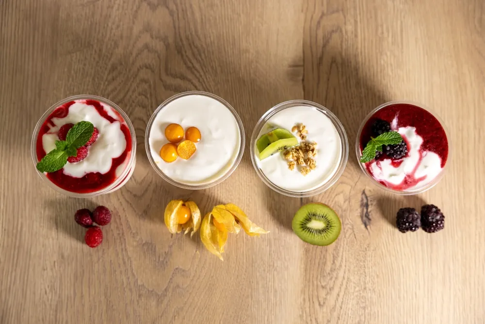 A natúr joghurt friss gyümölcsökkel és olajos magvakkal kiegészítve tápláló reggeli vagy egészséges kisétkezés lehet, miközben értékes fehérjével, kalciummal és probiotikumokkal látja el a szervezetet