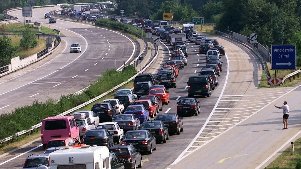Több útszakaszon is erős a forgalom Horvátország területén szombaton (A kép illusztráció) Fotó: EGGENBERGER / APA Olaszország, olasz autópálya, olaszautópálya, autópályaDue to intensified car controls in Italy on the border cross point of Arnoldstein in connection with the upcoming G8 summit in Genoa, car drivers in Austria face enormous traffic jams of up to 20 kilometres of length, 14 July 2001. (Photo by EGGENBERGER / APA-Images via AFP)