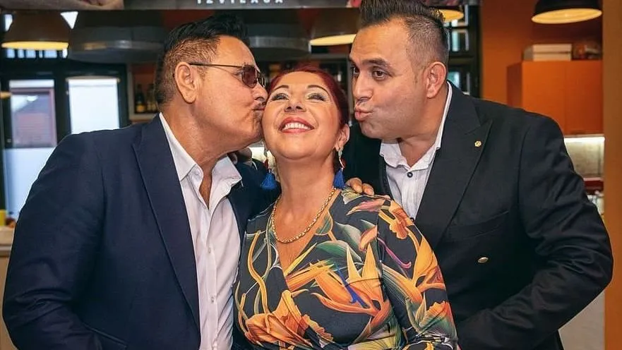 Bódi Csabi boldogan puszilja meg édesanyját egy aranyos családi képen.