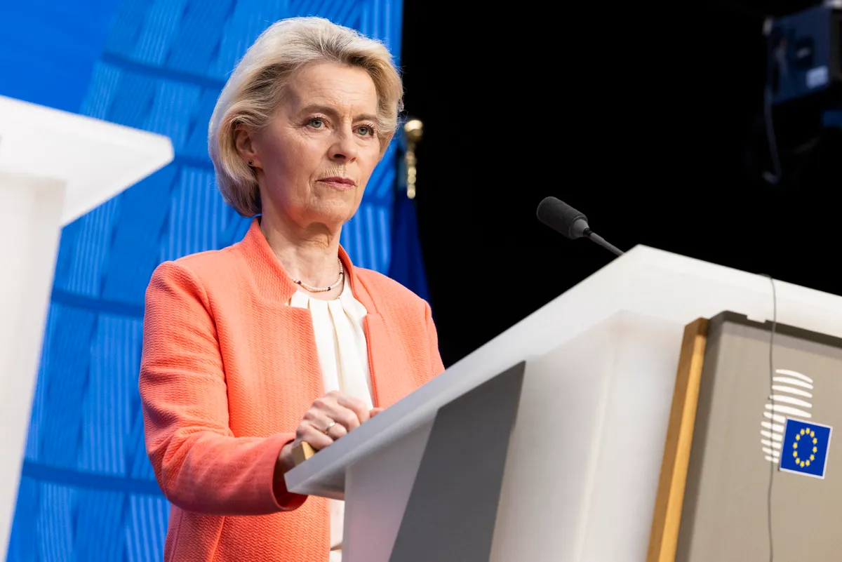 Von der Leyen nem izzad a melegben, azonban ez az alsóbb emeletek munkavállalóiról nem mondható el