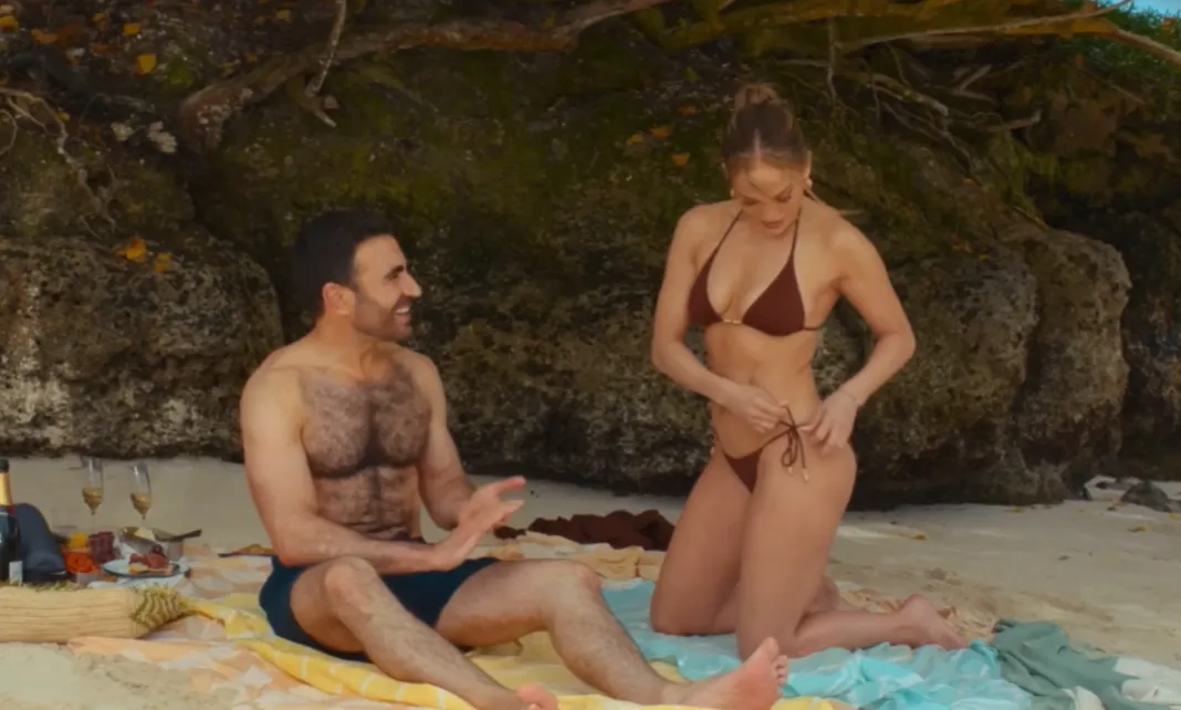 Jennifer Lopez bombaformában állt a Netflix kamerája elé.