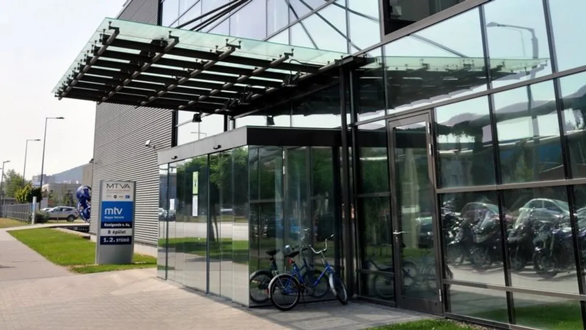 Döntött a parlament: megszűnik az MTVA, Tarr Zoltán irányít.