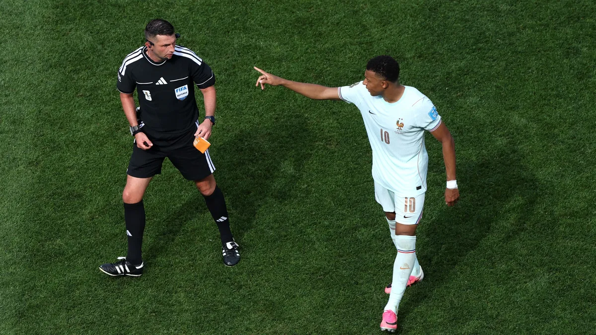 Kylian Mbappé már a játékvezetőnek is parancsol