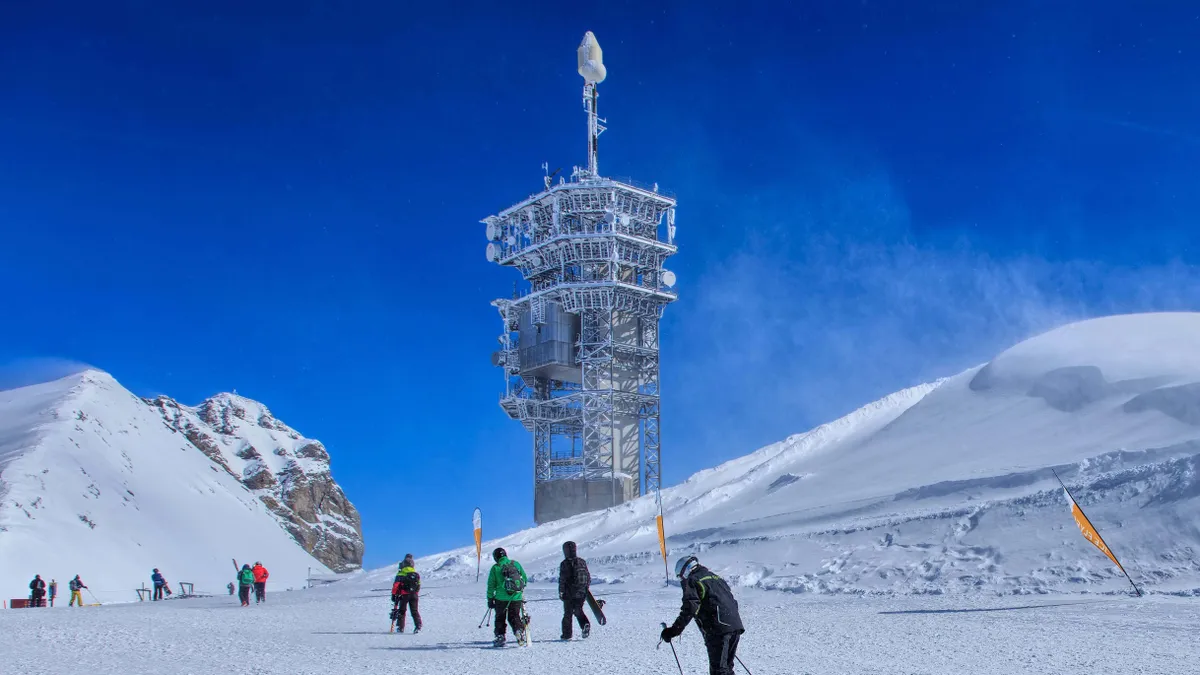 A képen az antenna torony látható, még az átalakítása előtt.