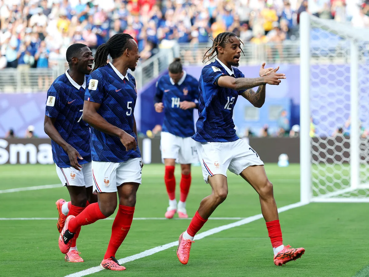 EAST RUTHERFORD, NEW JERSEY - JUNE 30: Bradley Barcola #12 of France celebrates with teammates after scoring the team's second goal during the FIFA World Cup 2026 Round Of 32 match between France and Sweden at New York New Jersey Stadium on June 30, 2026 in East Rutherford, New Jersey. Buda Mendes/Getty Images/AFP (Photo by Buda Mendes / GETTY IMAGES NORTH AMERICA / Getty Images via AFP)