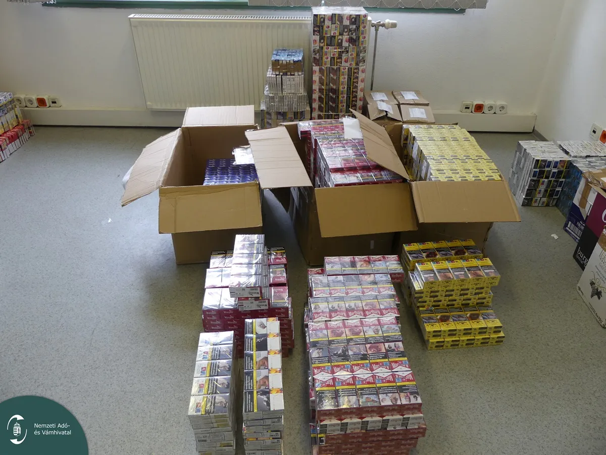 A sofőr fekhelyéről több mint ötmilliós értékű bolgár zárjegyes cigaretta került elő
