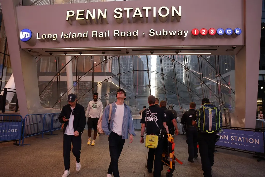 Késelés történt New Yorkban: hat ember megsérült a Penn Stationnél - Paramedics enter Penn Station in New York on June 7, 2026. Five people were wounded Sunday in a stabbing at New York's Penn Station, according to the city fire department, which said all victims were transported to hospital and the attacker was "in custody." The victims were all civilians, including one person with serious injuries, the New York Fire Department said in a statement. (Photo by John Lamparski / AFP)