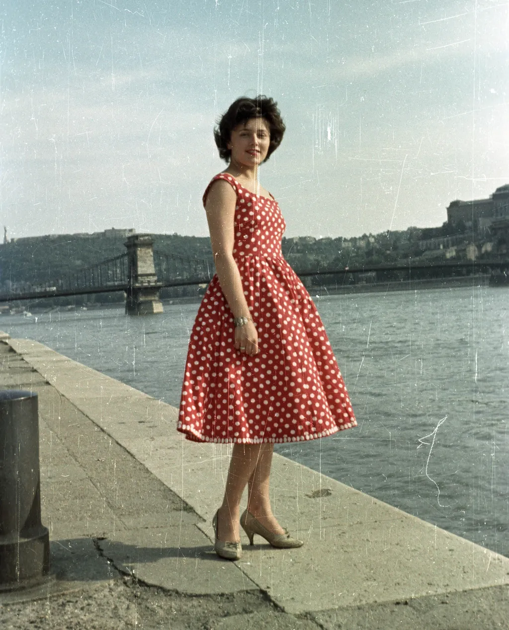Divatos hölgy a pesti rakparton 1960-ban. 