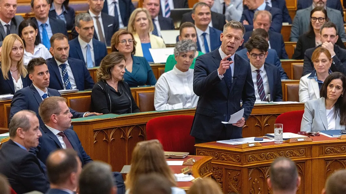 Magyar Péter ismét hergel az Országgyűlésben, nézze élőben!