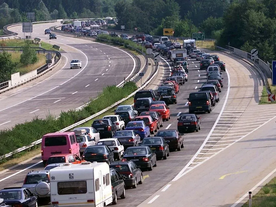 Baleset az M7-esen: négy autó ütközött, több kilométeres a dugó