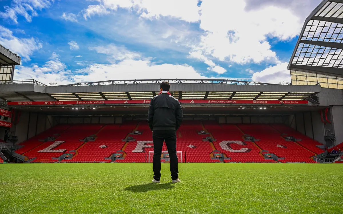 Andoni Iraola bemutatkozik az Anfield Roadon a Liverpool-Monaco meccsen