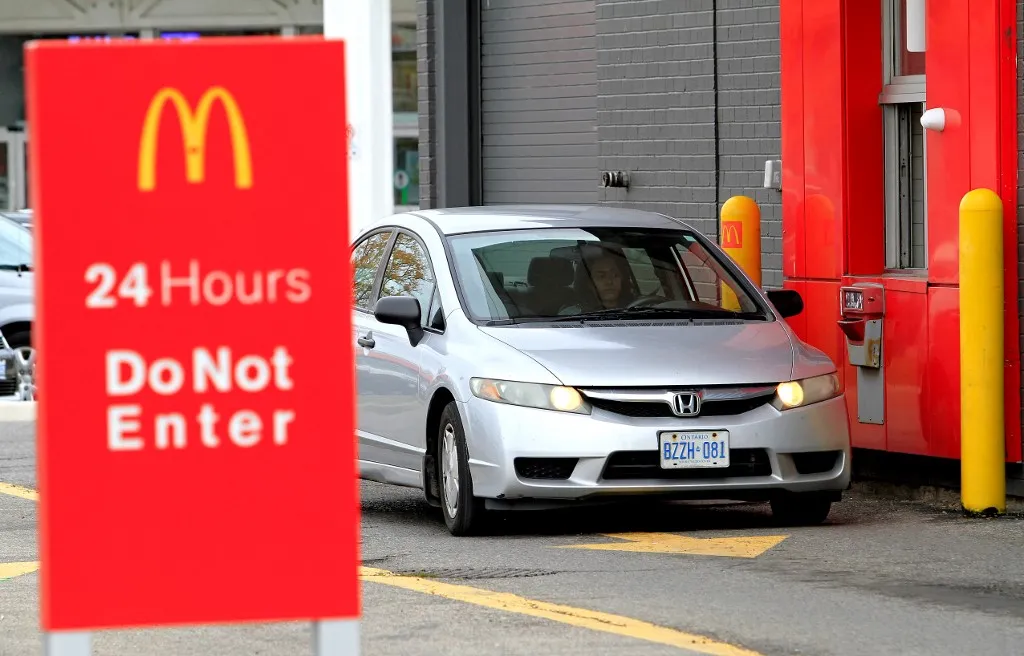Hajszálon múlt az autós tömegbaleset a McDonald’s-nál New Yorkben