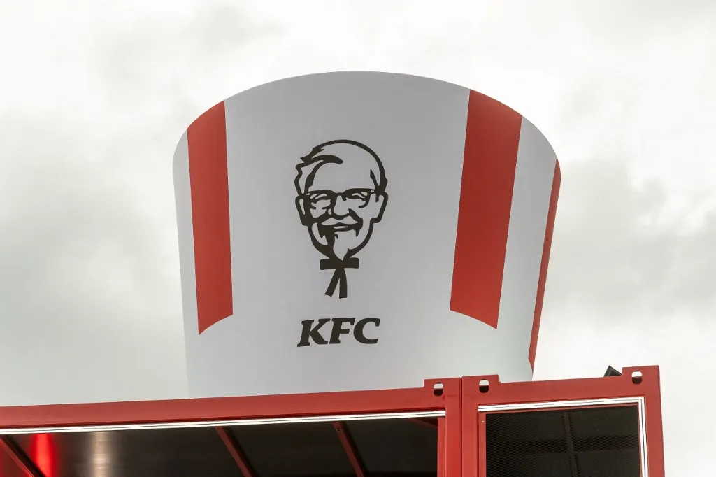 A KFC a csirkefalatok, az új szószok és a bővülő italkínálat segítségével próbálja visszaszerezni pozícióját a gyorséttermi piacon.