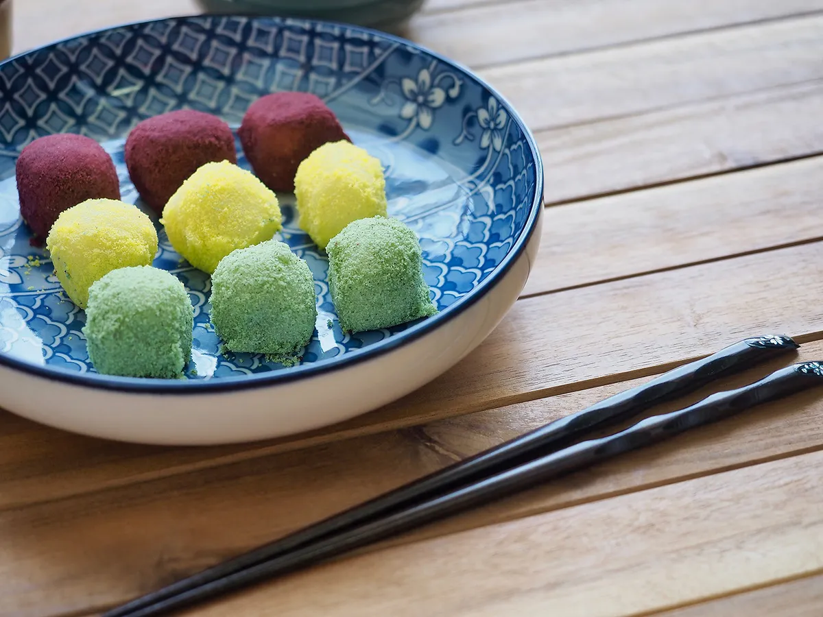 mochi golyók egy tálban evőpálcikával