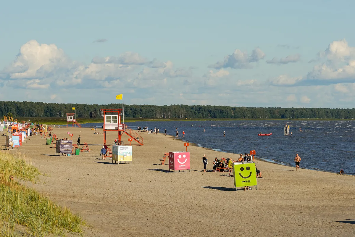 észtországi nyaralás során strandolók Parnu tengerpartján