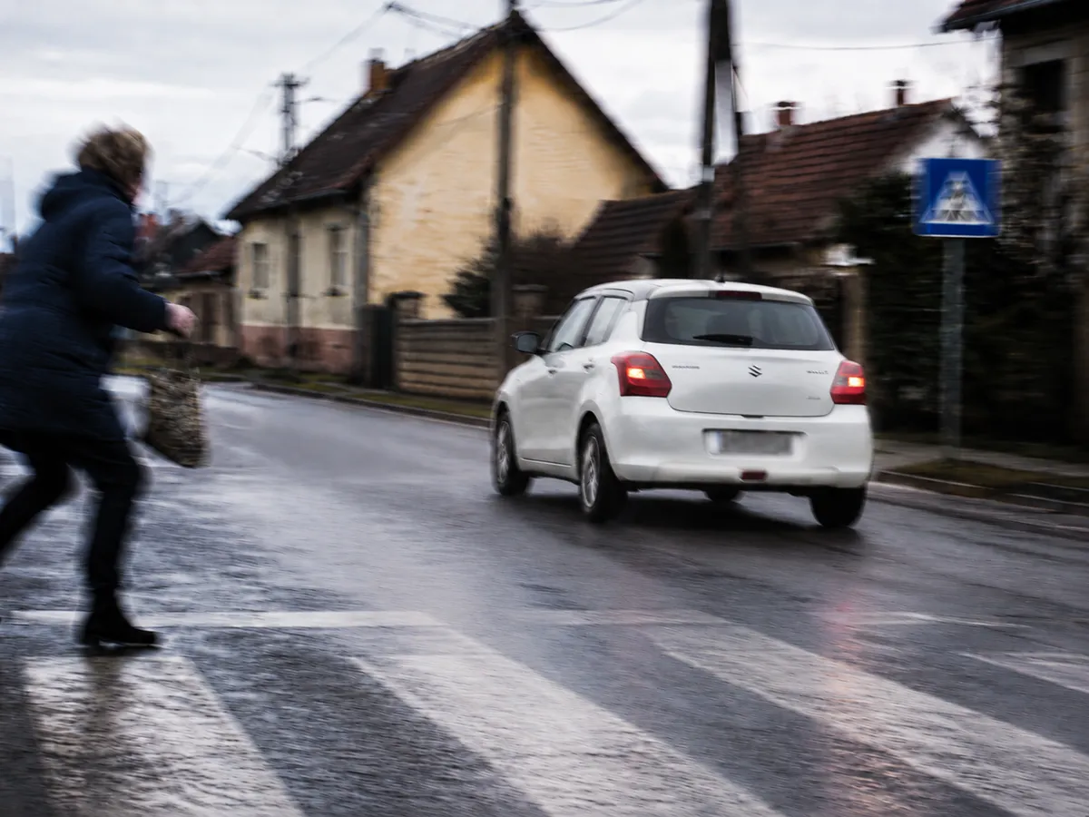 Ámokfutó hajtott óvodások közé Vas vármegyében, keresik a sofőrt (illusztráció, MI–generált kép)