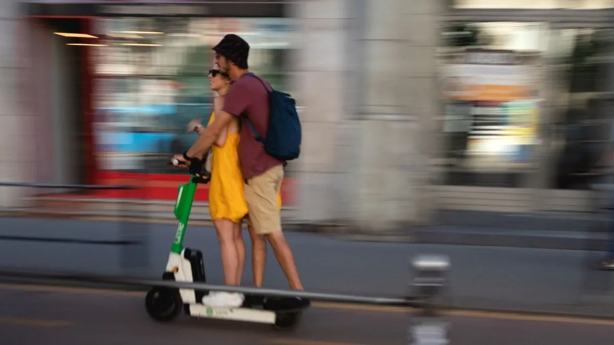 elektromos roller, elektromosroller, 20220624 BudapestVárosi közlekedés illusztráció fotó: Mirkó István (MI)Magyar Nemzetképen: Lime, elektromos roller