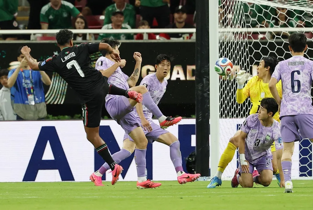 Luis ROMO of Mexico, left 7, scores the opening goal in the second half of the Group A match between Mexico and South Korea at the FIFA World Cup 2026 at Guadalajara Stadium in Guadalajara, Jalisco, Mexico, on June 18, 2026. ( The Yomiuri Shimbun ) (Photo by Takuya Yoshino / The Yomiuri Shimbun via AFP)