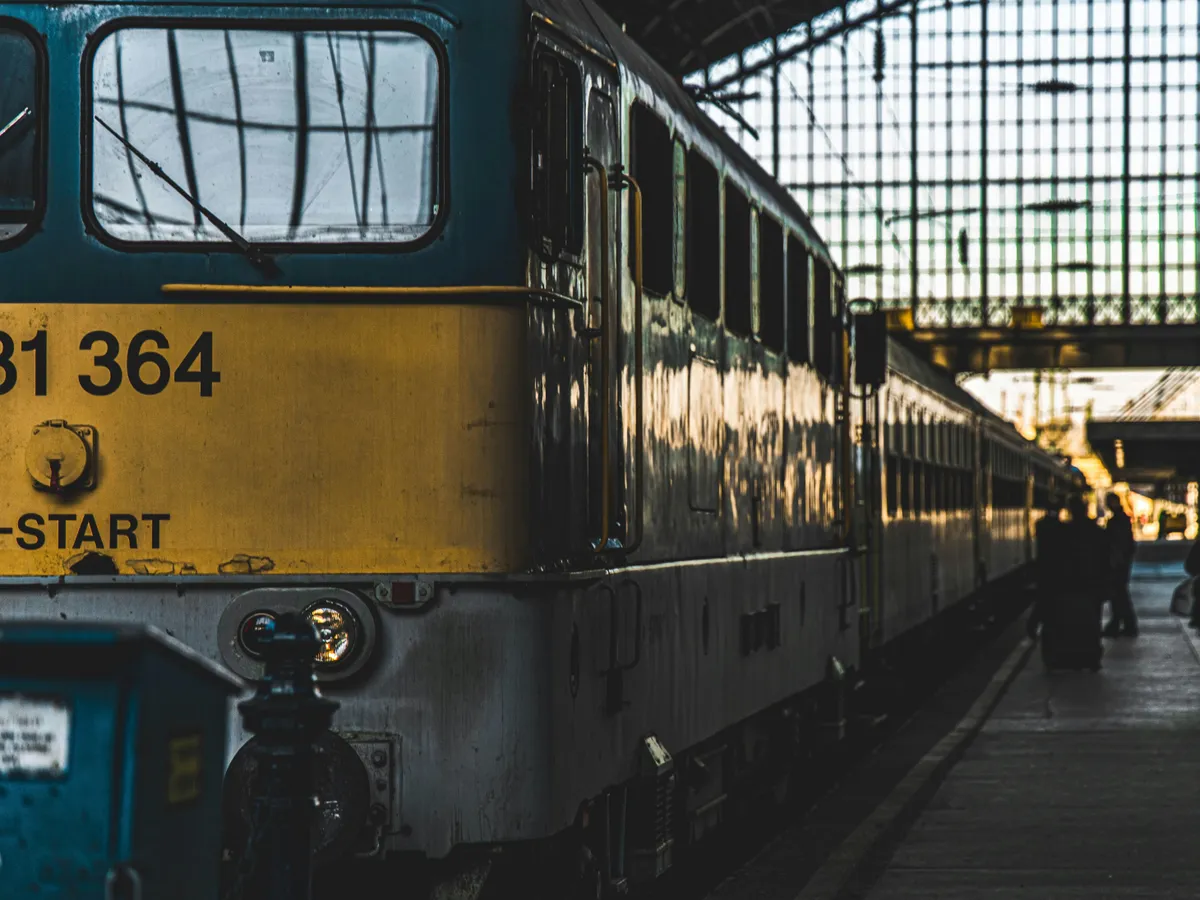 A pécsi fővonal mellett keletkezett tűz miatt az érintett állomásokon várakoztak a szerelvények  (A kép illusztráció.) Fotó: Unsplash