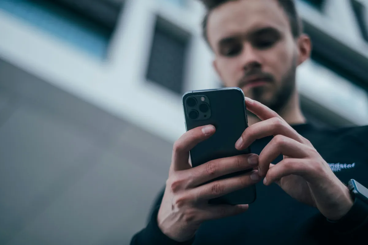A mobilozás sok felnőtt megrögzött szokásává vált, a gyerekek fejlődésére azonban káros hatással lehet – Fotó: Unsplash