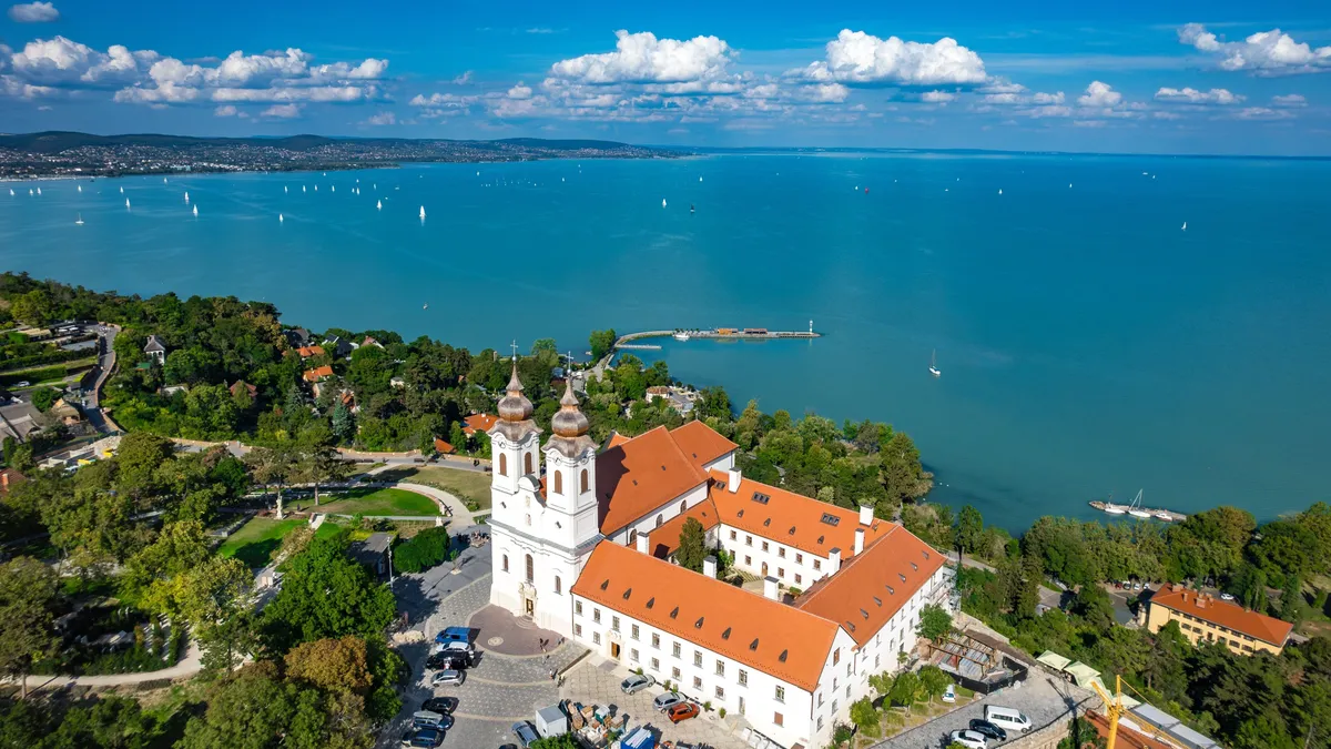 Tihany látnivalói – A Balaton egyik legszebb települése, ahol a történelem és a...