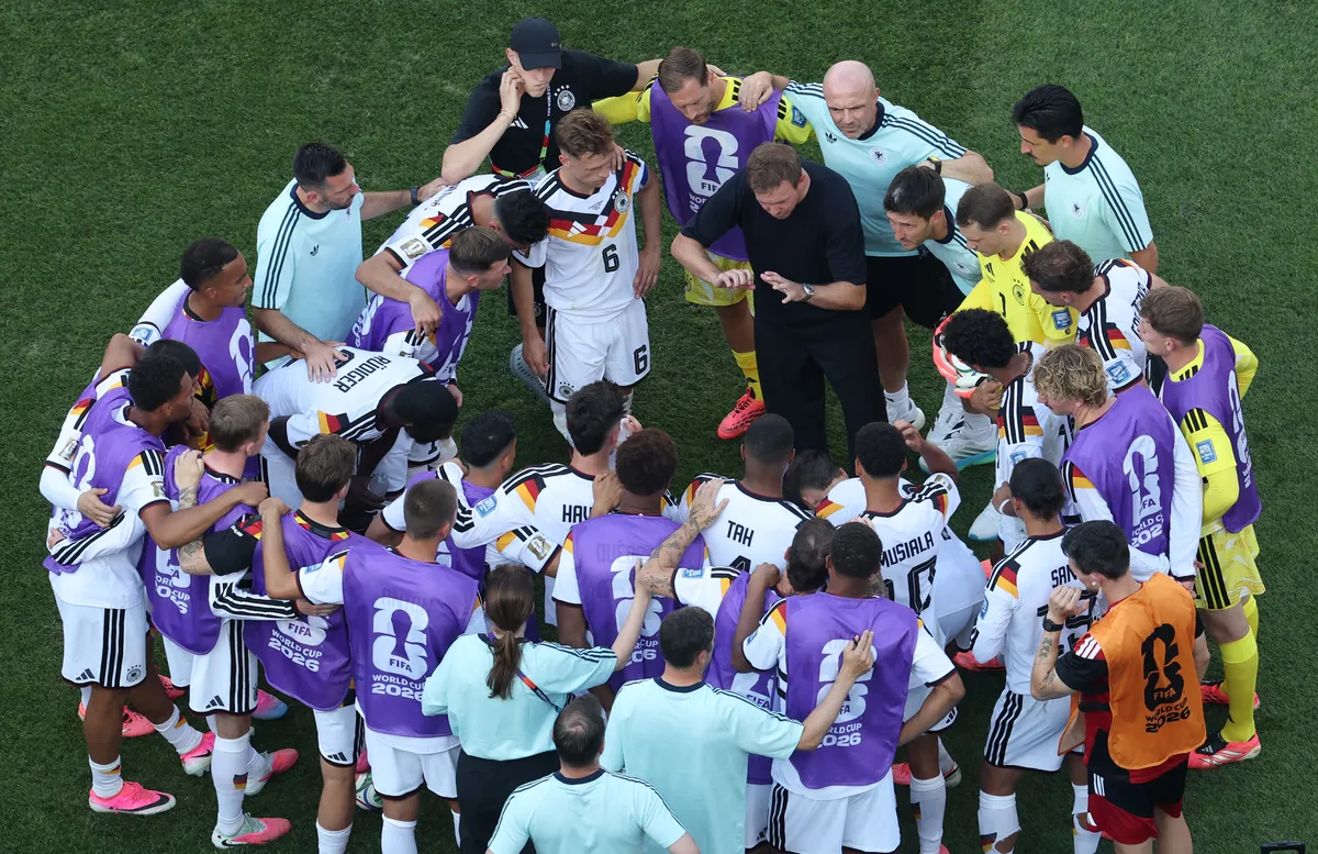 FOXBOROUGH, MASSACHUSETTS - JUNE 29: Julian Nagelsmann, Head Coach of Germany, speaks with his players during a hydration break in the FIFA World Cup 2026 Round Of 32 match between Germany and Paraguay at Boston Stadium on June 29, 2026 in Foxborough, Massachusetts.   Darrian Traynor/Getty Images/AFP (Photo by Darrian Traynor / GETTY IMAGES NORTH AMERICA / Getty Images via AFP)