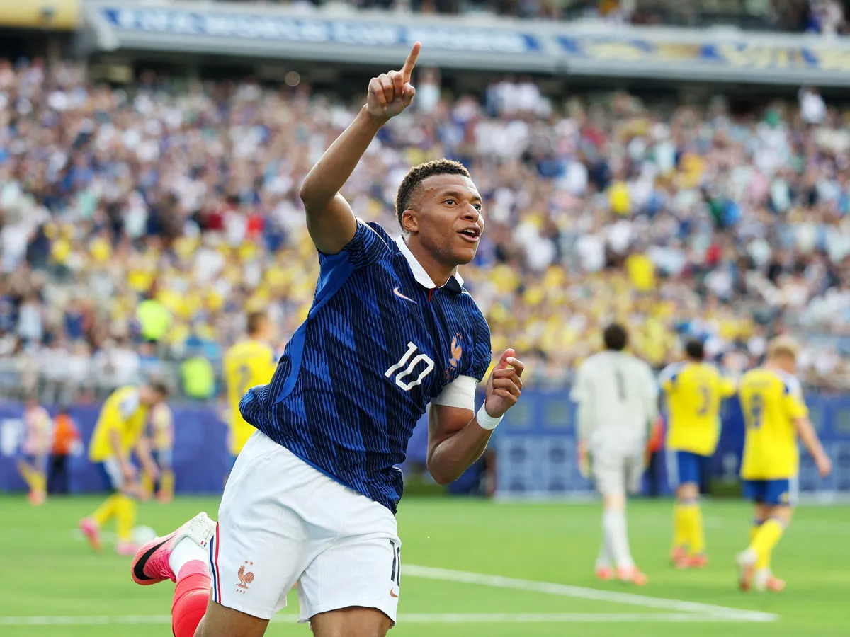 EAST RUTHERFORD, NEW JERSEY - JUNE 30: Kylian Mbappe #10 of France celebrates scoring his team's third goal during the FIFA World Cup 2026 Round Of 32 match between France and Sweden at New York New Jersey Stadium on June 30, 2026 in East Rutherford, New Jersey. Al Bello/Getty Images/AFP (Photo by AL BELLO / GETTY IMAGES NORTH AMERICA / Getty Images via AFP)