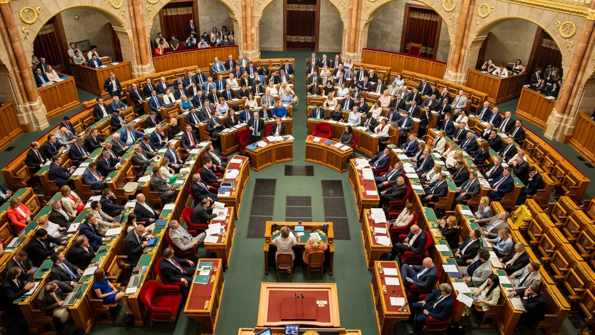 Magyar Péter nélkül dönthet a parlament az ügynökaktákról.