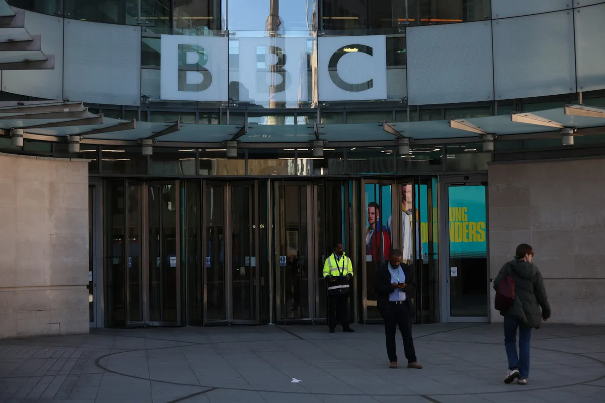 A brit kormány nem elégedett a BBC elérésével, ezért a közösségi média platformok új szabályozását készítik elő Fotó: ZEYNEP DEMIR / ANADOLU