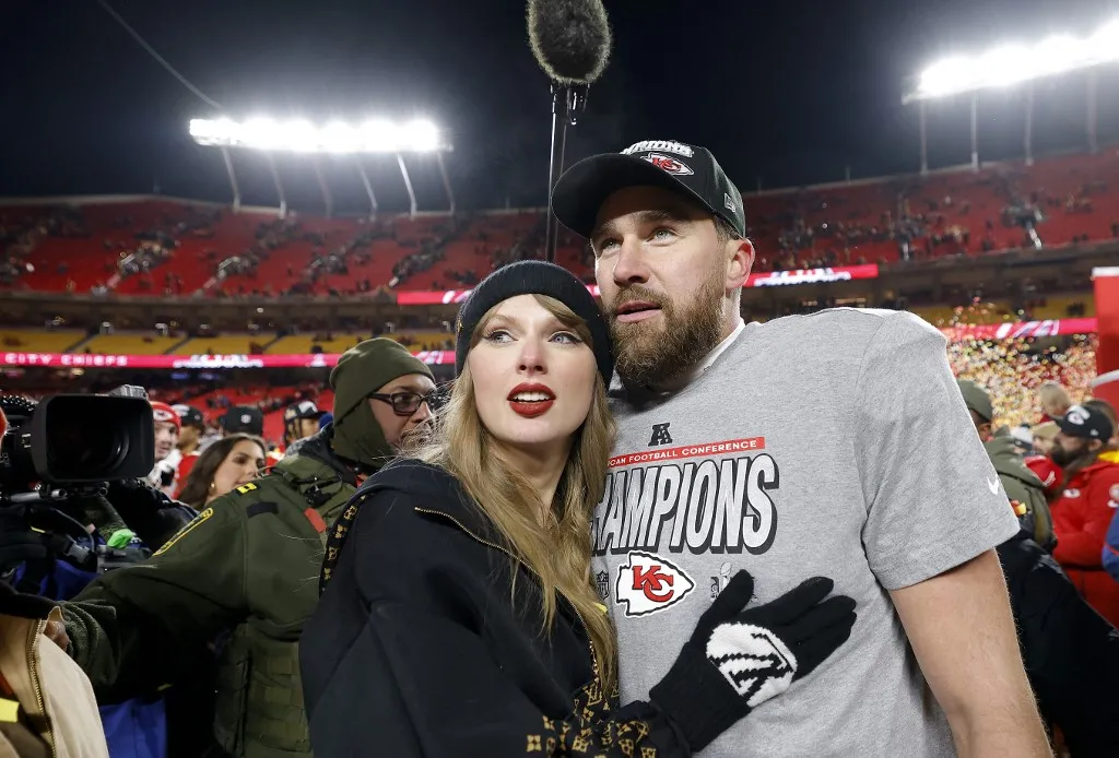 KANSAS CITY, MISSOURI - JANUARY 26: Taylor Swift celebrates with Travis Kelce #87 of the Kansas City Chiefs after defeating the Buffalo Bills 32-29 in the AFC Championship Game at GEHA Field at Arrowhead Stadium on January 26, 2025 in Kansas City, Missouri.   David Eulitt/Getty Images/AFP (Photo by David Eulitt / GETTY IMAGES NORTH AMERICA / Getty Images via AFP)