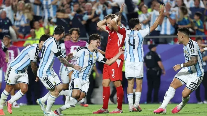 Keservesen zokogott a kiállított focista, óriási bombagól döntött az argentin-svájci meccsen