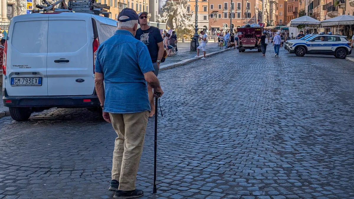 hőhullám, An elderly man walks with a cane across Piazza Navona in Rome, Italy, on June 25, 2026. High summer temperatures and a heatwave affect the Italian capital as residents and tourists move through the historic city center. (Photo by Michael Nguyen/NurPhoto) (Photo by Michael Nguyen / NurPhoto via AFP)