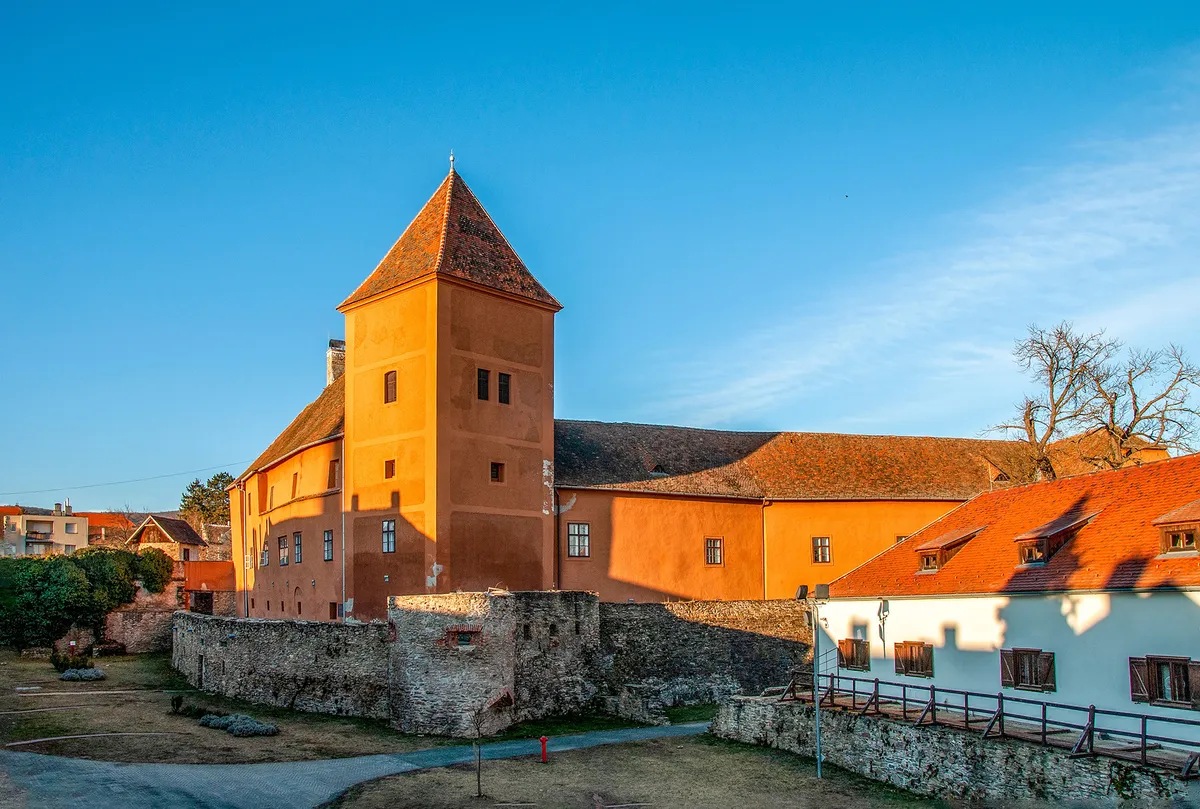 Kőszeg látnivalói közül a Jurisics-vár külső homlokzata.