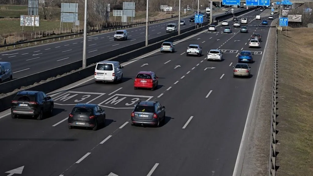 Kilométereken át hajtott szembe a forgalommal egy idős férfi az M6-os autópályán, Cars are driving on the M3 motorway on March 6, 2025, close to Budapest. While Hungary has a dense railway network, a legacy of the Habsburg Empire, critics say years of underinvestment and neglect have taken their toll as priority was given to expanding the country's motorways. An ongoing road project estimated at about $750 million in southern Hungary is seen as a prime example of wastefulness by critics, with the government claiming it will divert freight traffic towards Hungary, resulting in increased tolls. According to Hungarian state railway MAV, reported delays annually add up to 6,9 years, with some lines facing more frequent delays than others. (Photo by ATTILA KISBENEDEK / AFP)