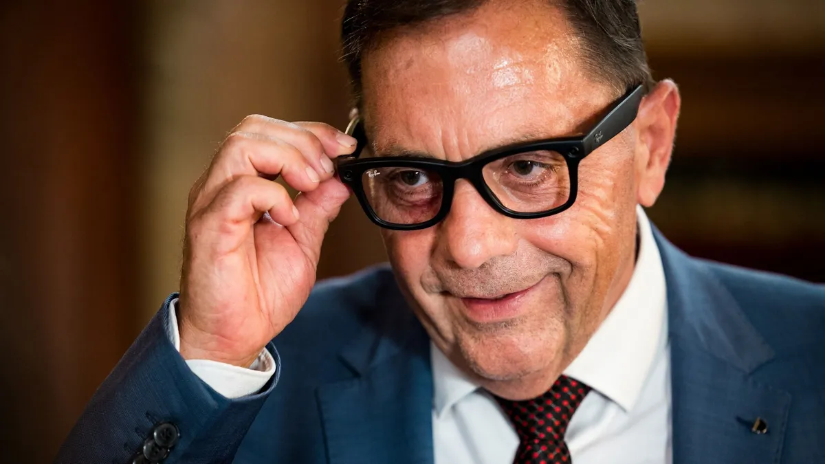 Pócs János okosszemüvegéről terjednek a különféle mémek az interneten, közösségi médiában, 2026.07.20. Parlament keddi rendkívüli ülése, , Pócs János kamerás szemüvege. PócsJános, Ray-Ban Meta Smart Glasses