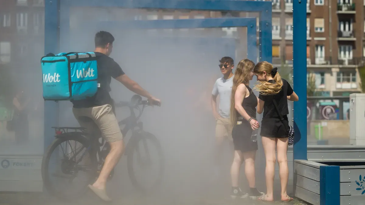 Emberek egy párakapunál a hidegfront fronthatásai előtt