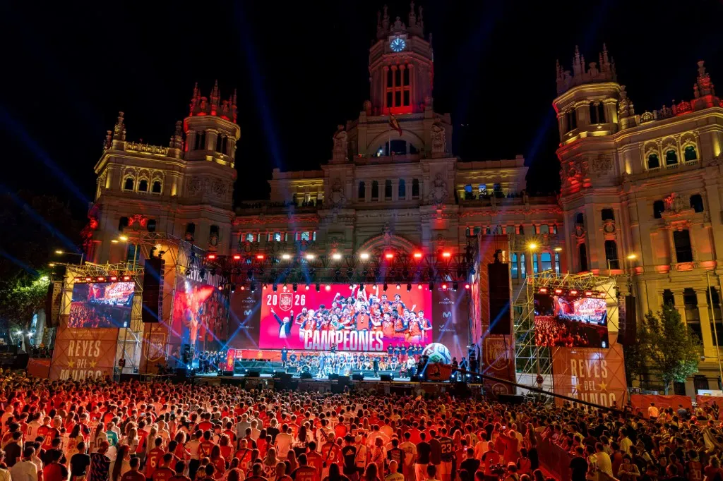 A vb-győztes spanyol válogatott a Cibeles téren csapta a legnagyobb bulit